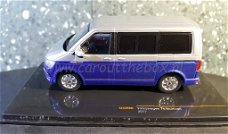 VW T6 Multivan zilver/blauw 1/43 Ixo V622