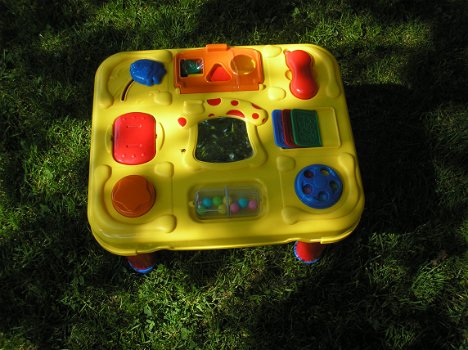 Speeltafel- kinderen kunnen hier , al jong mee spelen - diverse speelmogelijkheden; - 0