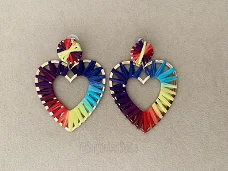Grote gouden hart oorbellen met regenboog kleuren ibiza