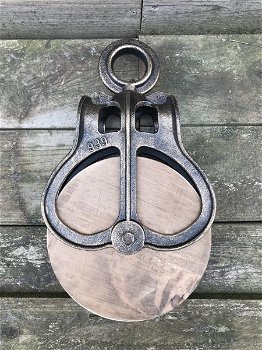 Een fraaie katrol, cast iron pully, groot- katrol , groot - 4