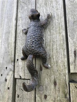Een klimmende eekhoorn, gemaakt van gietijzer - 3
