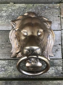 Een leeuwenkop, aluminium-messing kleur, als deurklopper - 3