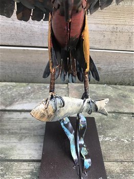 Een metalen kunstwerk-adelaar-vis vangt, IRON EAGLE - 7