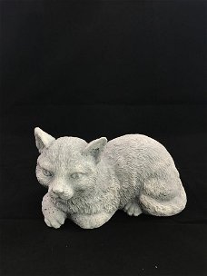 Een mooie liggende poes, gemaakt van steen , kat