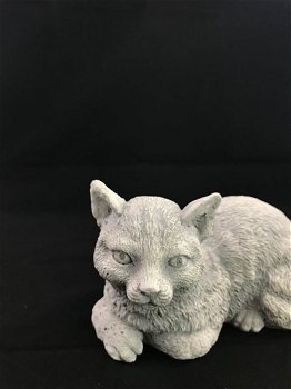 Een mooie liggende poes, gemaakt van steen , kat - 1