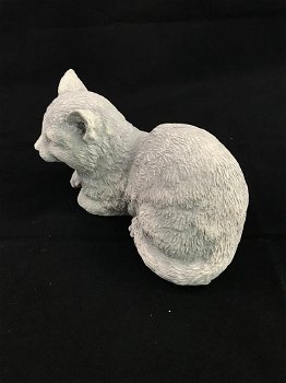 Een mooie liggende poes, gemaakt van steen , kat - 2