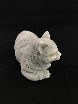 Een mooie liggende poes, gemaakt van steen , kat - 4