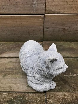 Een mooie liggende poes, gemaakt van steen , kat - 6