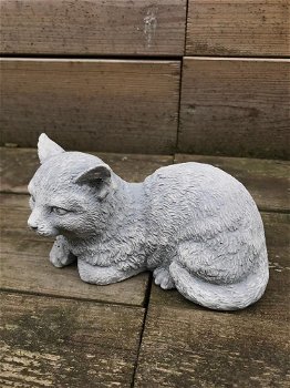 Een mooie liggende poes, gemaakt van steen , kat - 7