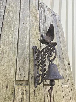 Een sierlijke deurbel met een vogel erop, van gietijzer - 1