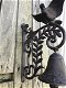Een sierlijke deurbel met een vogel erop, van gietijzer - 2 - Thumbnail