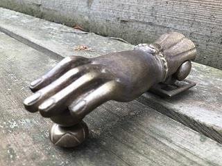 Grote deurklopper in de vorm van een hand- messing, - 3