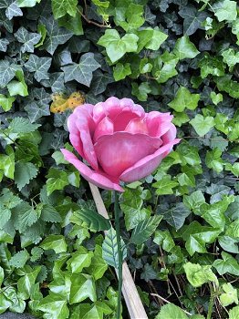 Metalen roos, leuke decoratie voor in de tuin- roos-kado - 0