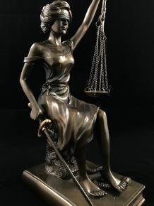 Een beeld van Vrouwe Justitia, zittend, brons-look , kado