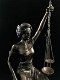 Een beeld van Vrouwe Justitia, zittend, brons-look , kado - 1 - Thumbnail