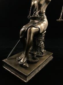 Een beeld van Vrouwe Justitia, zittend, brons-look , kado - 2