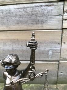 Een beeld van Vrouwe Justitia, zittend, brons-look , kado - 3