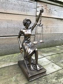 Een beeld van Vrouwe Justitia, zittend, brons-look , kado - 4