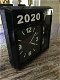 Een ByBoo klok met jaar-datum en tijd- kan staan ofhangen - 1 - Thumbnail