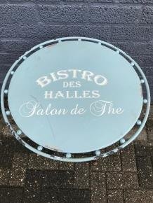 Een decoratieve tafel, Franse stijl, Bistro. - 5