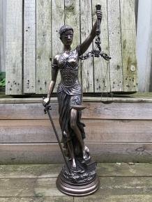 Een groot beeld van Vrouwe Justitia, brons-look,kado