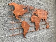 Een ijzeren wandrek met hierop een wereldkaart,