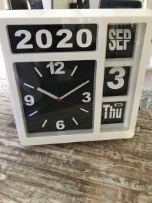 Een klok met jaar, datum en tijd, met standaard