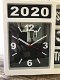 Een klok met jaar, datum en tijd, met standaard - 1 - Thumbnail