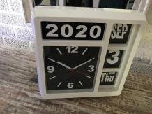 Een klok met jaar, datum en tijd, met standaard - 3