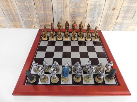 Een schaakspel met als thema , MEDIEVAL KNIGHTS - 0