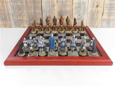 Een schaakspel met als thema , MEDIEVAL KNIGHTS - 1