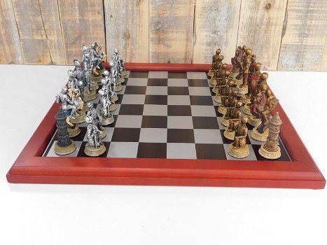 Een schaakspel met als thema , MEDIEVAL KNIGHTS - 5