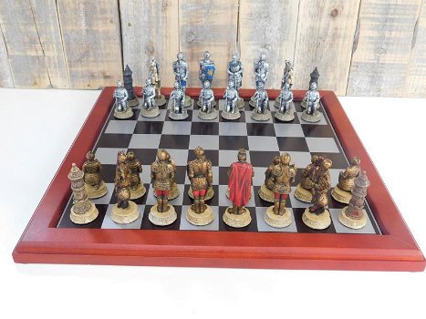 Een schaakspel met als thema , MEDIEVAL KNIGHTS - 6