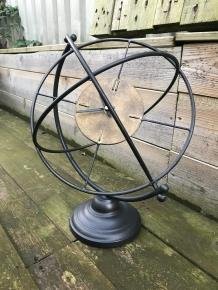 Een klok verwerkt in een wereldbol, klok , bol - 0