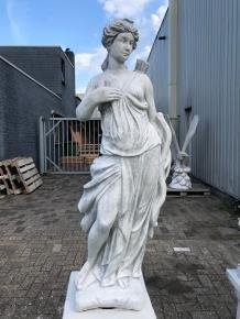 Grieks beeld van Artemis, godin van de jacht , -tuinbeeld.