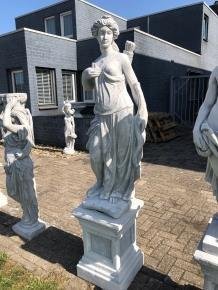 Grieks beeld van Artemis, godin van de jacht , -tuinbeeld. - 2
