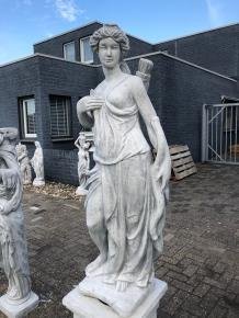 Grieks beeld van Artemis, godin van de jacht , -tuinbeeld. - 4