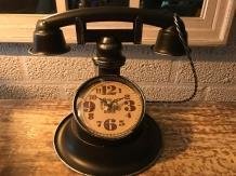 Leuke klok in de vorm van een oude telefoon, nostalgisch