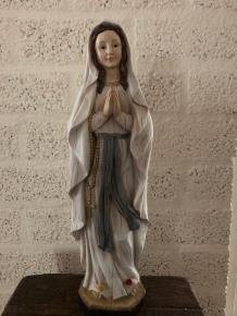 Mooi beeld van Maria biddend, polystone in woodlook - 1