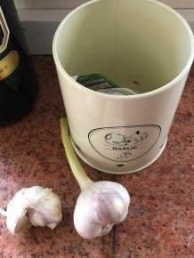 Mooi decoratief opbergblik voor garlic. - 2