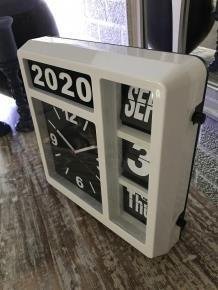 Een ByBoo-klok met jaar, datum en tijd, kan staan-klok - 5