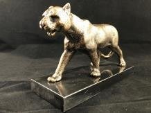 Een brons iron beeld sculptuur , een leeuwin.kado,beeld