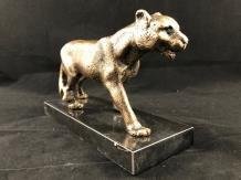 Een brons iron beeld sculptuur , een leeuwin.kado,beeld - 1