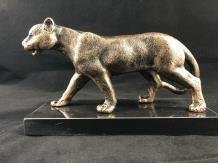 Een brons iron beeld sculptuur , een leeuwin.kado,beeld - 6