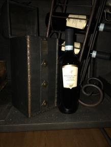 Houten kist voor een fles wijn, rechtop, hout en slot.