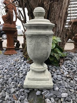 Een stenen urn, grafdecoratie in een grijze kleur , urn - 0