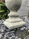 Een stenen urn, grafdecoratie in een grijze kleur , urn - 3 - Thumbnail