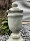 Een stenen urn, grafdecoratie in een grijze kleur , urn - 4 - Thumbnail
