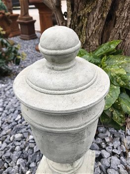 Een stenen urn, grafdecoratie in een grijze kleur , urn - 5