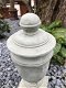 Een stenen urn, grafdecoratie in een grijze kleur , urn - 5 - Thumbnail